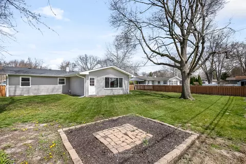 Exterior - 37 Circle Dr E, Montgomery, IL 60538 photo 7 of 9