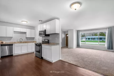 Kitchen - 37 Circle Dr E, Montgomery, IL 60538 photo 2 of 3