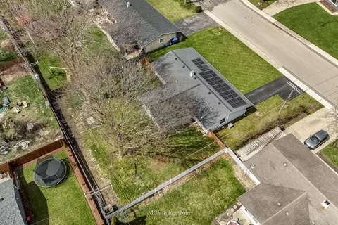 Exterior - 37 Circle Dr E, Montgomery, IL 60538 photo 8 of 9