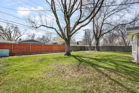 Exterior - 37 Circle Dr E, Montgomery, IL 60538 photo 5 of 9