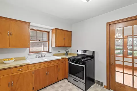 Kitchen - 456 Uvedale Ct, Riverside, IL 60546 photo 1 of 2