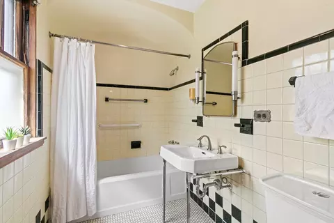 Bath - 456 Uvedale Ct, Riverside, IL 60546 photo 1 of 2