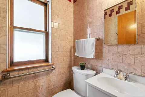 Bath - 456 Uvedale Ct, Riverside, IL 60546 photo 2 of 2