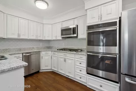 Kitchen - 1121 N River Rd, Algonquin, IL 60102 photo 3 of 5