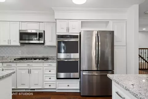 Kitchen - 1121 N River Rd, Algonquin, IL 60102 photo 2 of 5