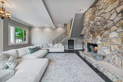 Living - 1121 N River Rd, Algonquin, IL 60102 photo 3 of 4