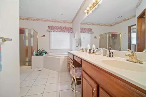 Bath - 6 Milton Ln, Bloomington, IL 61704 photo 2 of 5