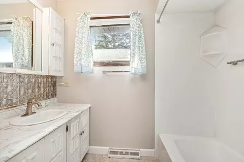 Bath - 552 Hackberry Rd, Frankfort, IL 60423 photo 1 of 2