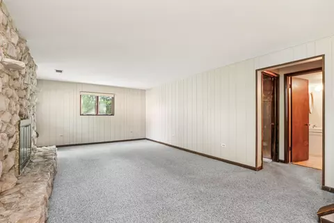 Living - 552 Hackberry Rd, Frankfort, IL 60423 photo 6 of 7