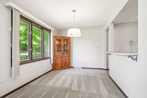 Living - 552 Hackberry Rd, Frankfort, IL 60423 photo 4 of 7