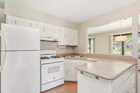 Kitchen - 552 Hackberry Rd, Frankfort, IL 60423 photo 3 of 3