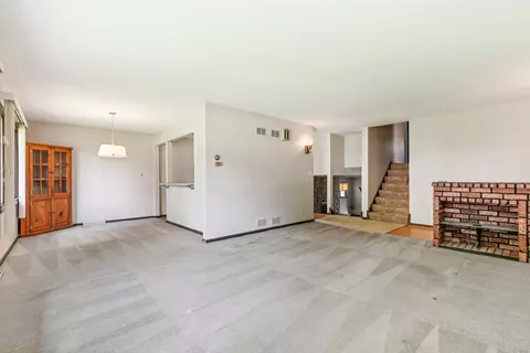 Living - 552 Hackberry Rd, Frankfort, IL 60423 photo 2 of 7
