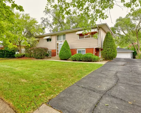 16925 Sunset Ridge Dr, Country Club Hills, IL 60478