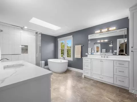Bath - 2134 Spaulding Ave, West Dundee, IL 60118 photo 2 of 4