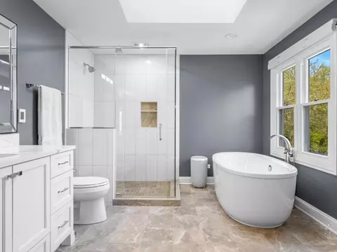 Bath - 2134 Spaulding Ave, West Dundee, IL 60118 photo 3 of 4