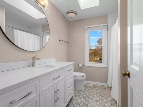 Bath - 2134 Spaulding Ave, West Dundee, IL 60118 photo 4 of 4