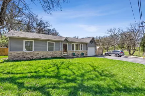 41 Lake Shore Dr, Carpentersville, IL 60110