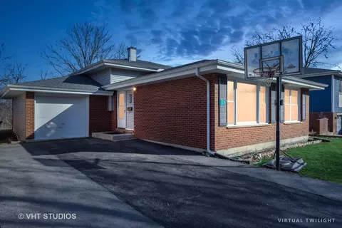 135 Grove Ave, Glen Ellyn, IL 60137