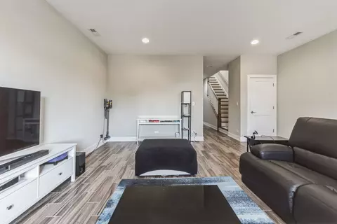 Living - 512 W Root St, Chicago, IL 60609 photo 2 of 7