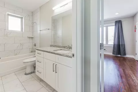 Bath - 512 W Root St, Chicago, IL 60609 photo 4 of 6