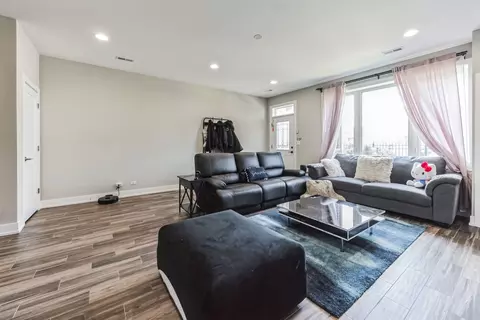 Living - 512 W Root St, Chicago, IL 60609 photo 4 of 7