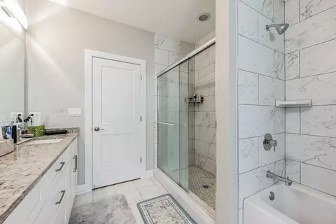 Bath - 512 W Root St, Chicago, IL 60609 photo 3 of 6