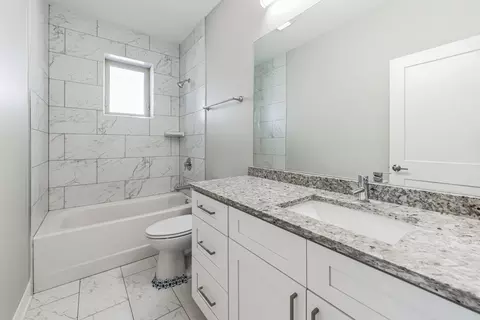 Bath - 512 W Root St, Chicago, IL 60609 photo 2 of 6