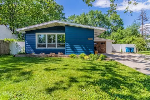 2006 Sangamon Dr, Champaign, IL 61821 photo 2