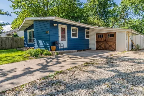 2006 Sangamon Dr, Champaign, IL 61821 photo 3
