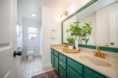 Bath - 1809 Brighton Ln, Plainfield, IL 60586 photo 2 of 4