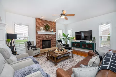 Living - 1809 Brighton Ln, Plainfield, IL 60586 photo 2 of 3
