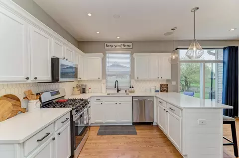 Kitchen - 13125 Cinnamon Cir, Plainfield, IL 60585 photo 2 of 7
