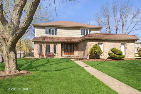 900 Aegean Dr, Schaumburg, IL 60193