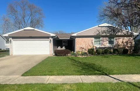 1005 Parker Ln, Buffalo Grove, IL 60089