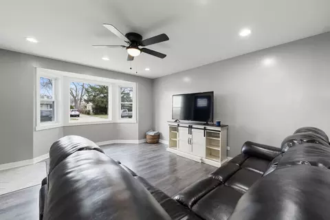 652 N Green Dr, Wheeling, IL 60090 photo 10