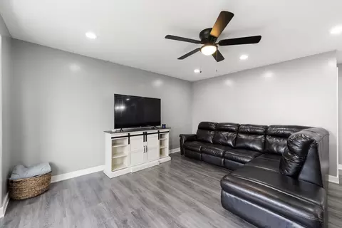 652 N Green Dr, Wheeling, IL 60090 photo 9
