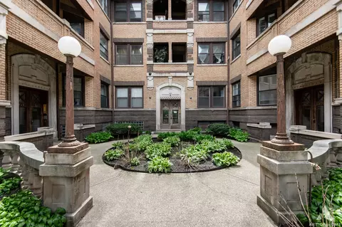 Exterior - 939 E Hyde Park Blvd #2, Chicago, IL 60615 photo 2 of 4