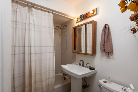 Bath - 939 E Hyde Park Blvd #2, Chicago, IL 60615 photo 1 of 1
