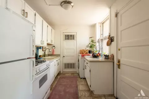 Kitchen - 939 E Hyde Park Blvd #2, Chicago, IL 60615 photo 1 of 2