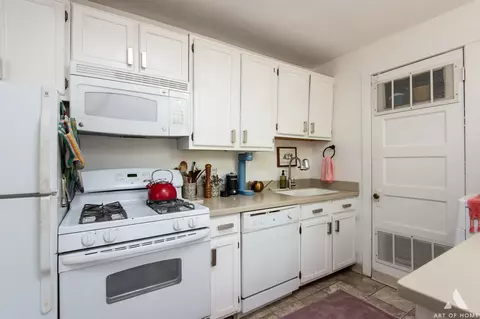 Kitchen - 939 E Hyde Park Blvd #2, Chicago, IL 60615 photo 2 of 2