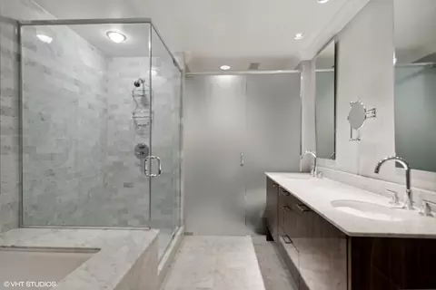 Bath - 10 E Delaware Pl #20D, Chicago, IL 60611 photo 2 of 6