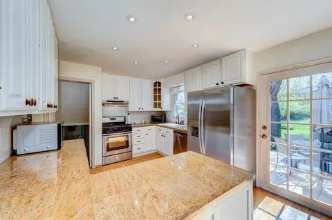 Kitchen - 1560 Manhatas Trl, Algonquin, IL 60102 photo 3 of 3