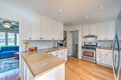 Kitchen - 1560 Manhatas Trl, Algonquin, IL 60102 photo 2 of 3