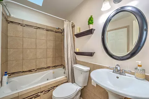 Bath - 1560 Manhatas Trl, Algonquin, IL 60102 photo 1 of 2
