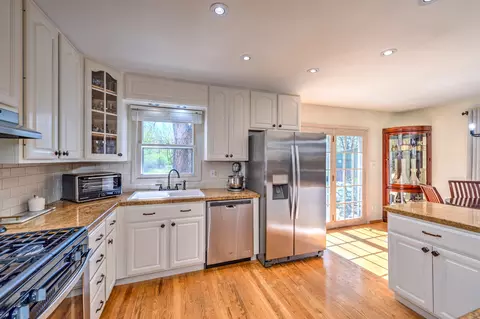 Kitchen - 1560 Manhatas Trl, Algonquin, IL 60102 photo 1 of 3