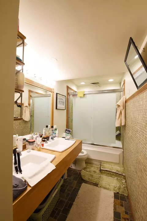 Bath - 4325 Prescott Ave, Lyons, IL 60534 photo 2 of 5