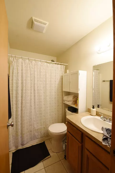 Bath - 4325 Prescott Ave, Lyons, IL 60534 photo 3 of 5
