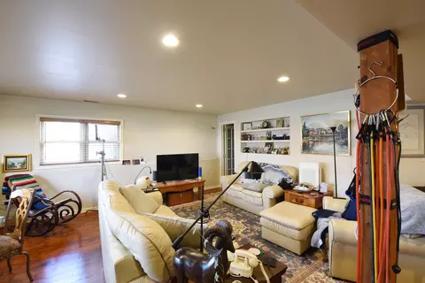 Living - 4325 Prescott Ave, Lyons, IL 60534 photo 2 of 10