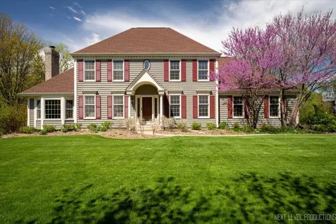 462 Country Ln, Crystal Lake, IL 60012