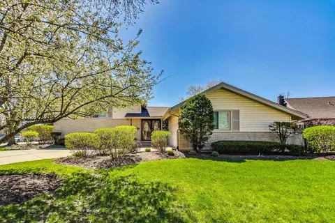 1302 E Best Dr, Arlington Heights, IL 60004